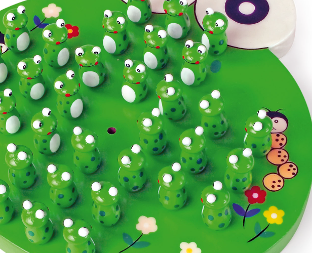 Grünes Solitärspiel mit kleinen Froschfiguren